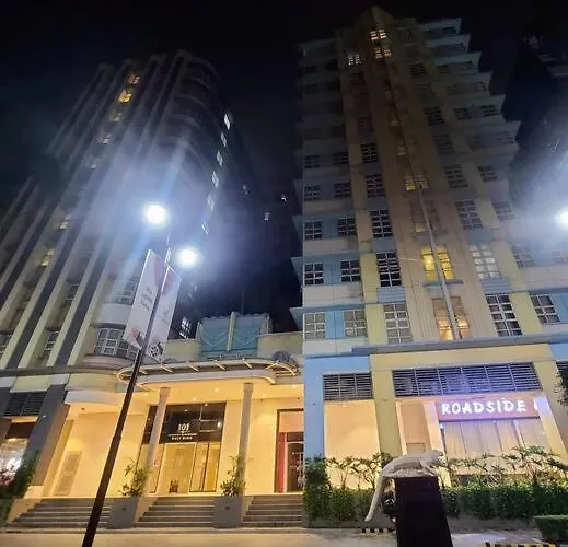 Apartment House Of B&y At 101 Newport Across Naia T3