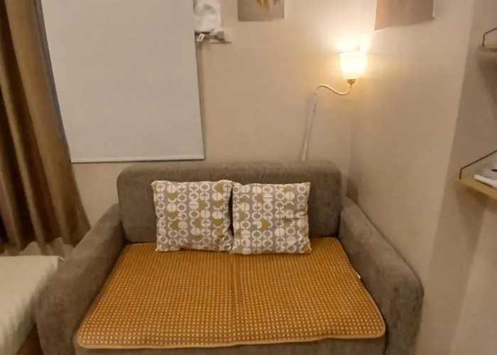 House Of B&y At 101 Newport Across Naia T3 *